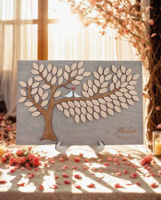 Dřevěná svatební dekorace, která si zaslouží své místo na každé výjimečné hostině. Tento strom přání pro novomanžele není...