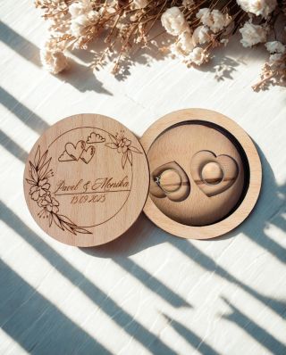 ✨ Láska ve dřevě zapsaná Když se spojí dvě srdce, zaslouží si to něco víc než jen obyčejnou krabičku. Tahle dřevěná s...