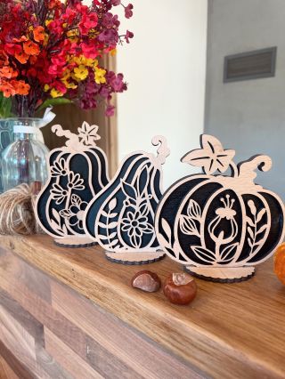 ✨ Podzimní kouzlo v dřevě ✨ Dekorace, které promění Váš domov v útulné podzimní království. Každá dýně má svůj vlastní...