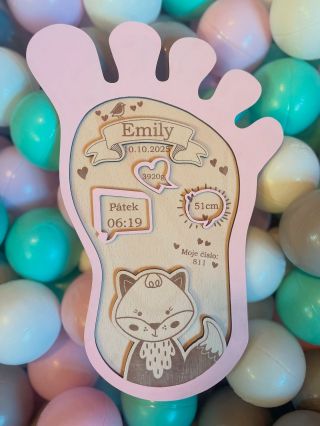 💖 První vzpomínka, která zůstane navždy 💖 Dřevěná pamětní tabulka ve tvaru nožičky zachytí všechny ty nejkrásnější detaily...