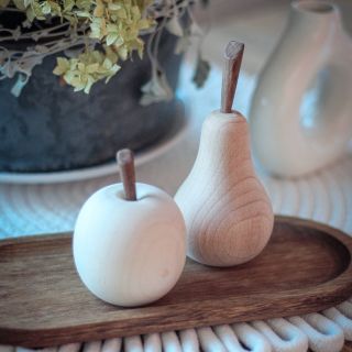 ✨ Jednoduchost, která má duši. Jablíčko a hruška – dvě dřevěné dekorace, které v sobě spojují přírodní krásu a klid...