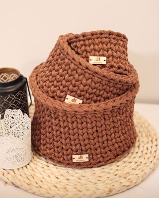 Domov tvoří maličkosti… a tyhle háčkované košíky a podložky k nim patří 🤎 Teplé tóny, měkká textura a poctivá práce, která...