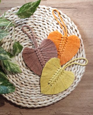 🌿 Jemný detail, který vnese do domova klid. Makramé listy v teplých, zemitých barvách jsou krásným doplňkem do interiéru...